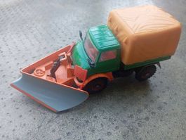 Unimog 406 mit Schneepflug