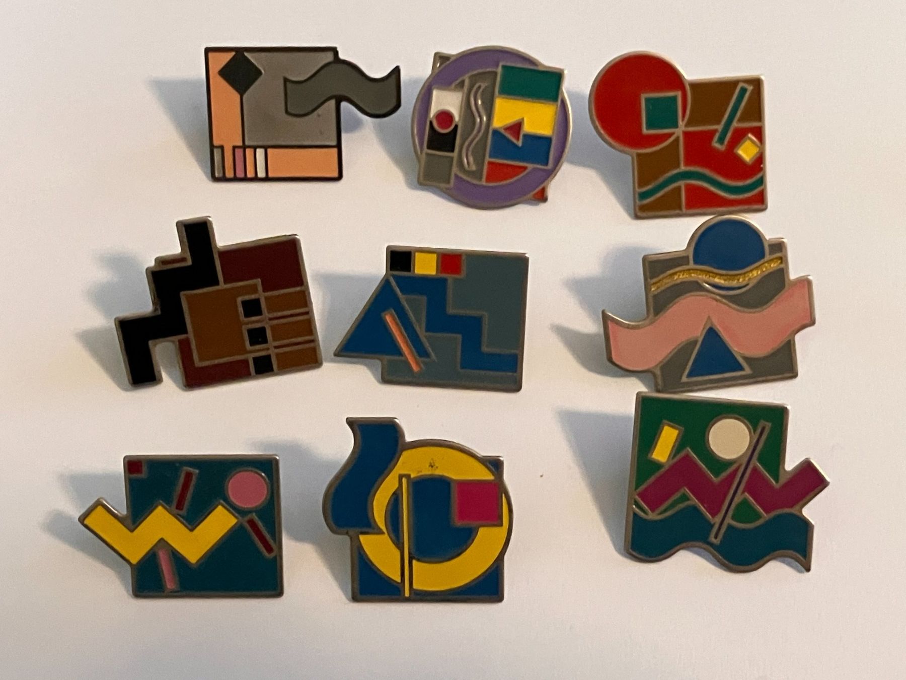 Placchette & Badge: 9 Pin geometrische Figuren – Usato da Basel venduto da djwwpp