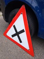 Altes Email Verkehrsschild "Kreuzung", Dreieck-Form