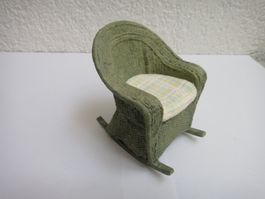 Puppenhausmöbel, Schaukelstuhl mit Sitzkissen, Polyresin