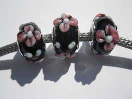 2 Grosslochperlen, Glas Beads schwarz/rosa mit Blume