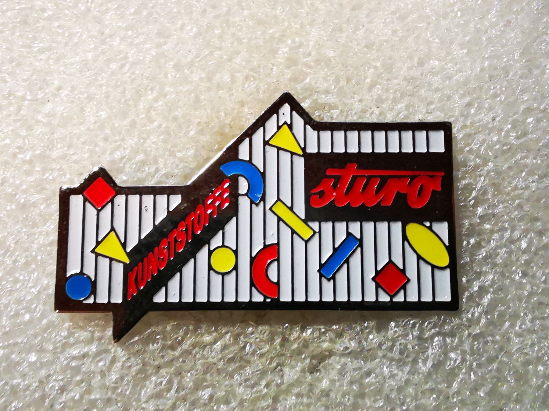 Plaketten & Abzeichen: Ansteckpin 70: Sturo Kunststoffe – Gebraucht aus Oppligen von Pin-Fall-Shop