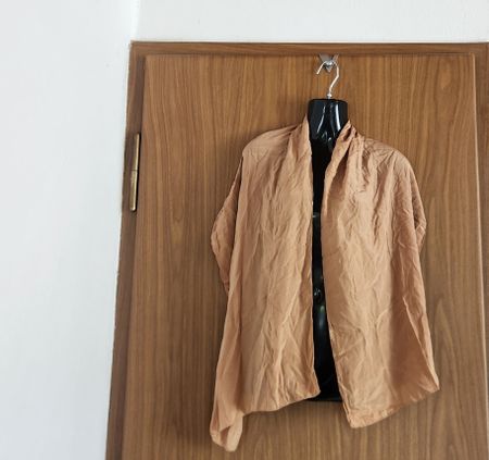 Écharpe  soie léger d'été beige, doux et aérien