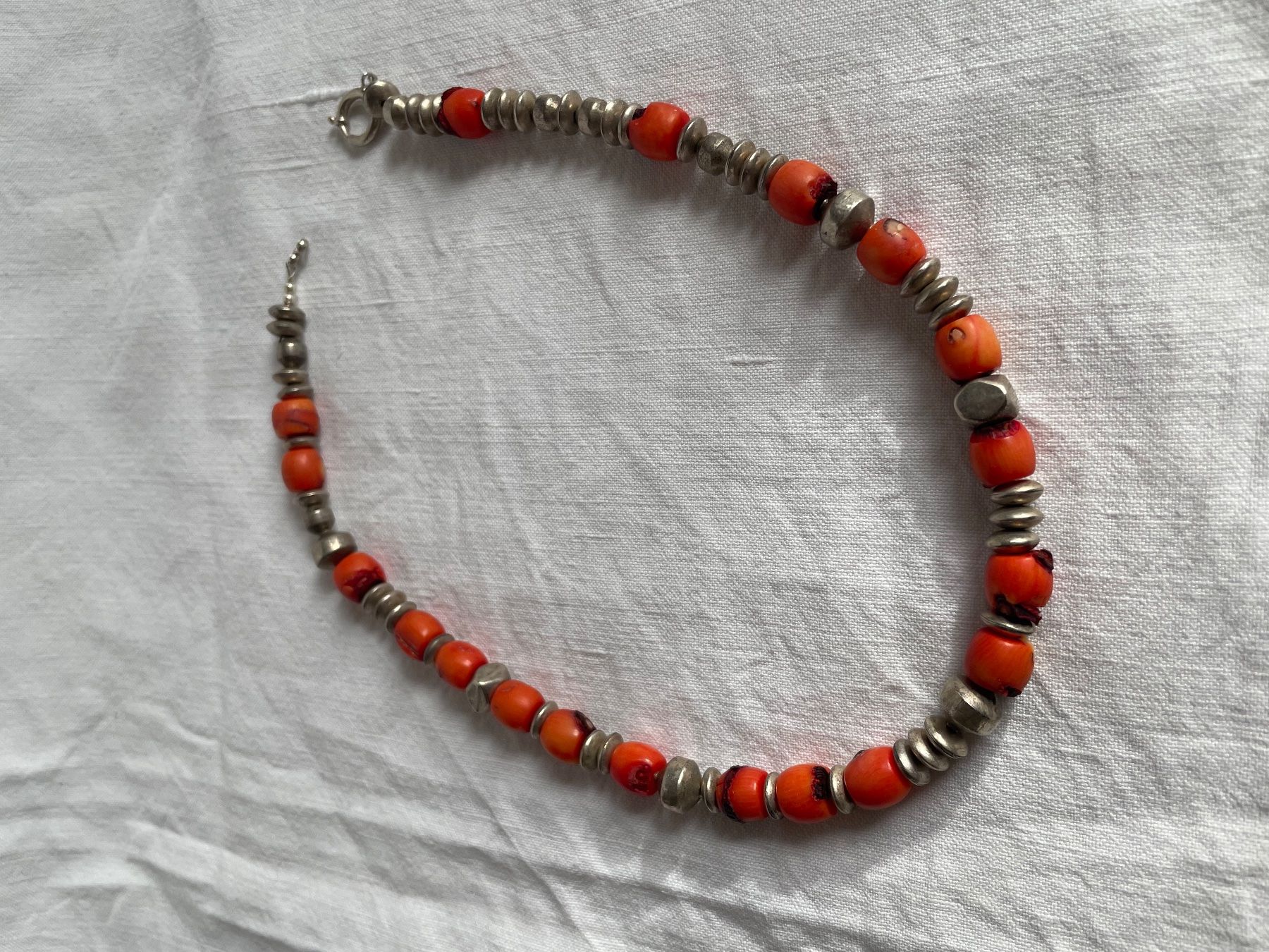 Catenine: Kette mit Korallen- und Silberelementen – Usato da Köniz venduto da kupu-kupu 1