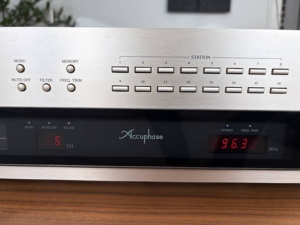 Radio: Accuphase T-1000 High-End FM Tuner – Usato da Zürich venduto da cutyswiss