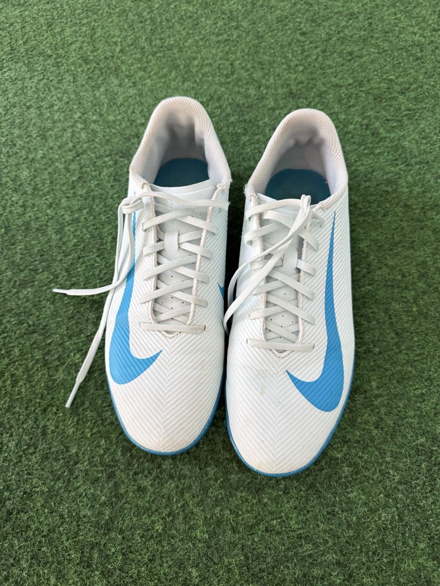 Nike Schuhe für Jungen: Nike Hallenschuhe  – Gebraucht aus Rothrist von Lon28
