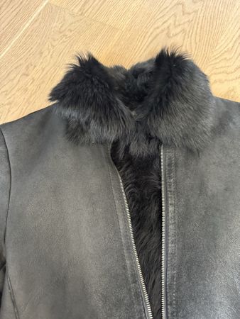 Winter-Look: Schwarze Harvest Lederjacke mit Fell