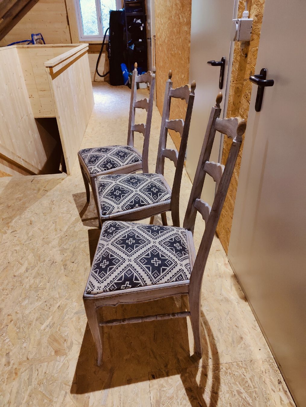 Sedie: 3 Holzstühle, Landhausstil, hellgrau, neu bezogen – Nuovo (secondo la descrizione) da Menznau venduto da jul_l5bd 1