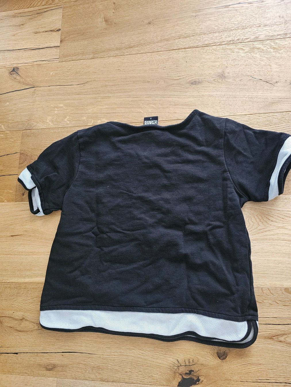 T-shirt: Schwarzes Urban Classics Cropped Sweatshirt Gr. S – Usato da Rütihof venduto da neolita 2