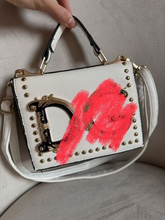 Süsse Handtasche mit goldenen Akzenten