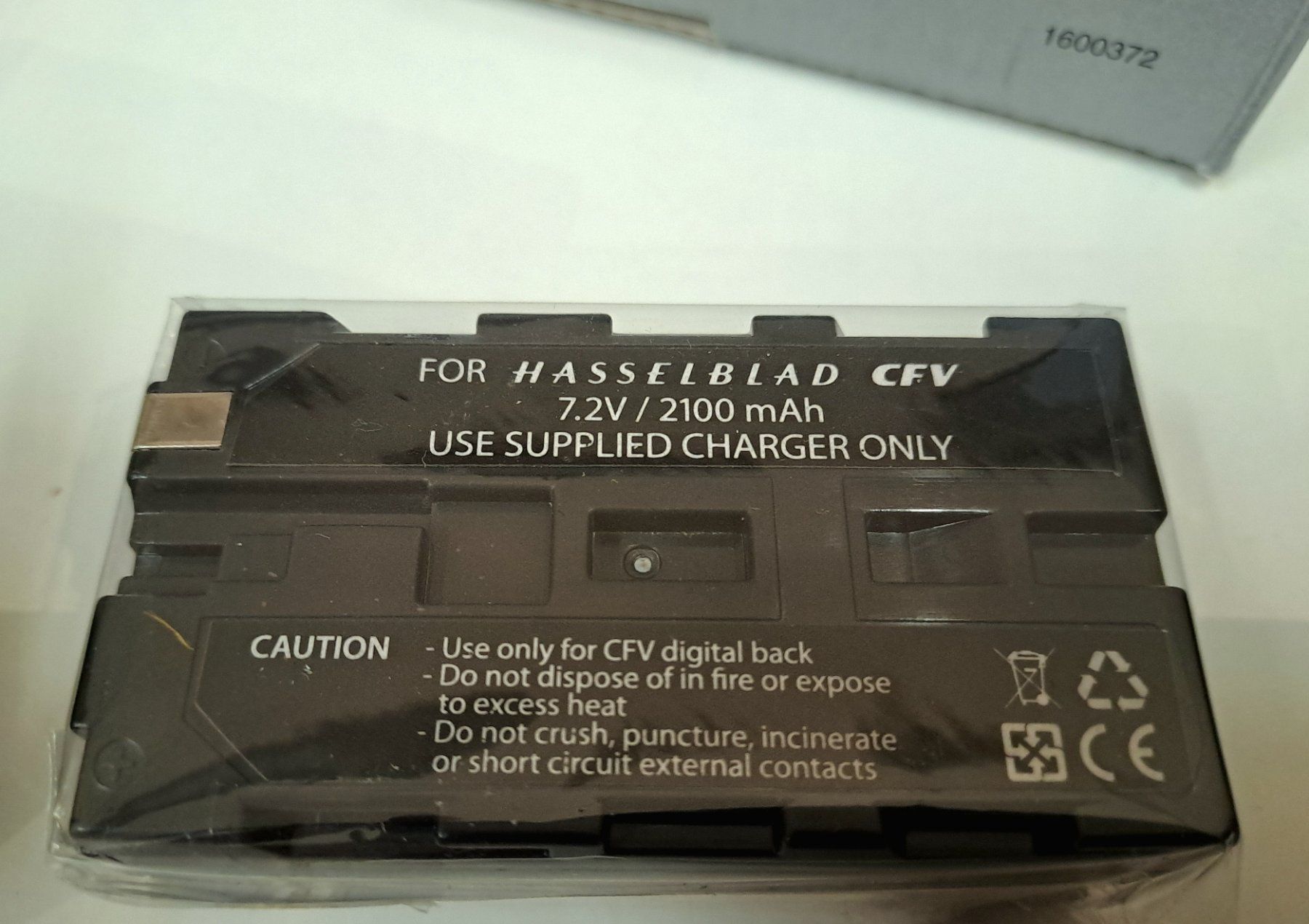 Altri Accessori: Hasselblad CFV battery & battery charger in box – Usato da Genève venduto da Blowupster 2