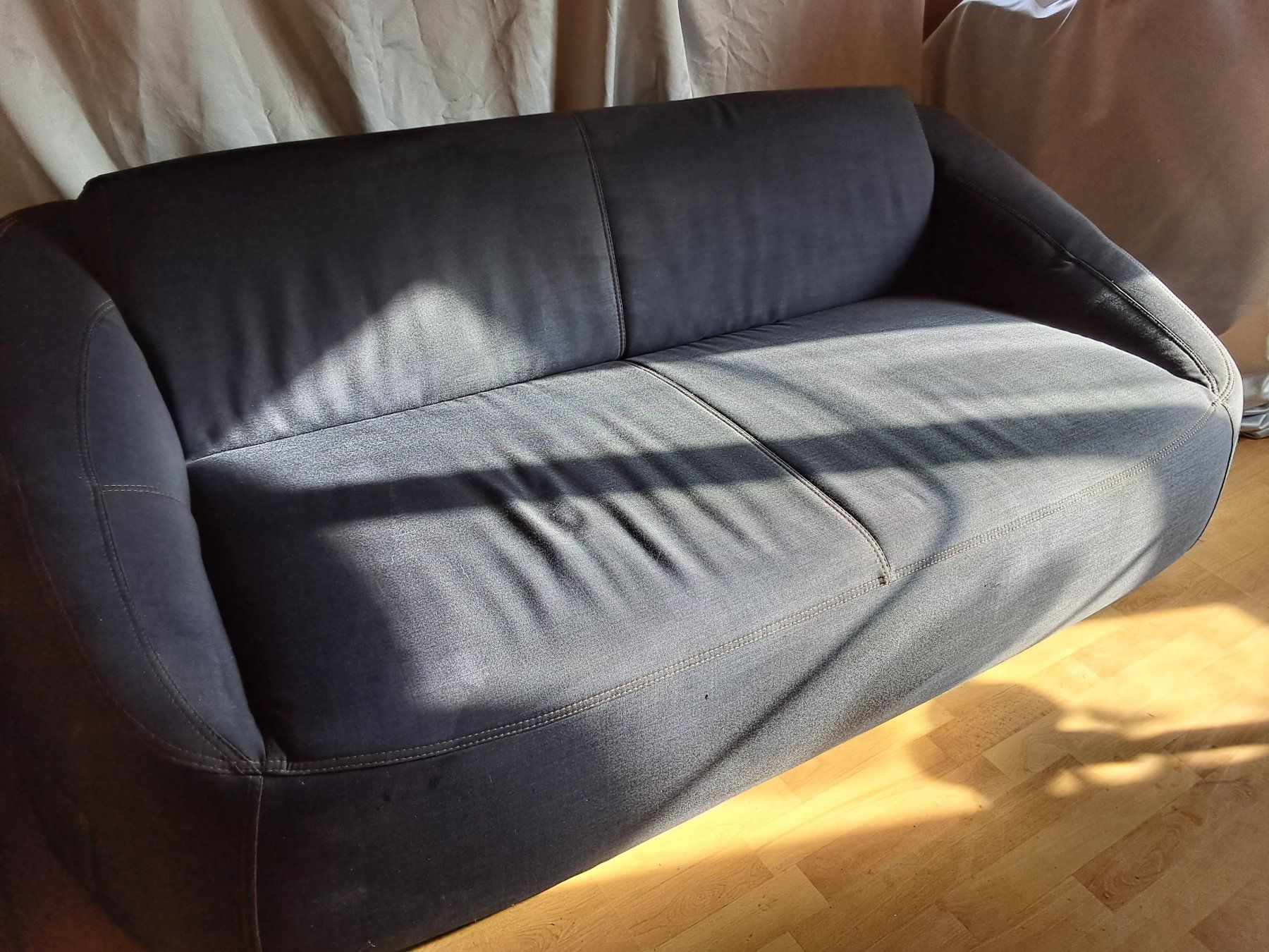 Divani: Gemütliches 2er Sofa, schwarz – Usato da Rüegsbach venduto da hpl02