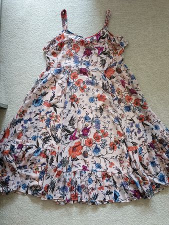 Midi-Blumenkleid, nie getragen, EU 42