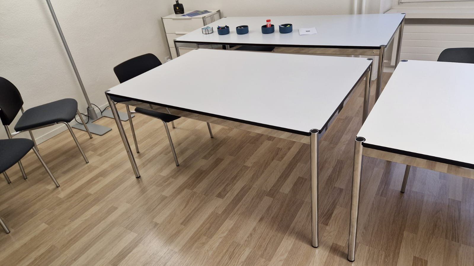 USM Scrivanie: Rarer USM-Tisch 150 cm x 100 cm - Perlgrau "weiss" – Usato da Luzern venduto da Greg_K93