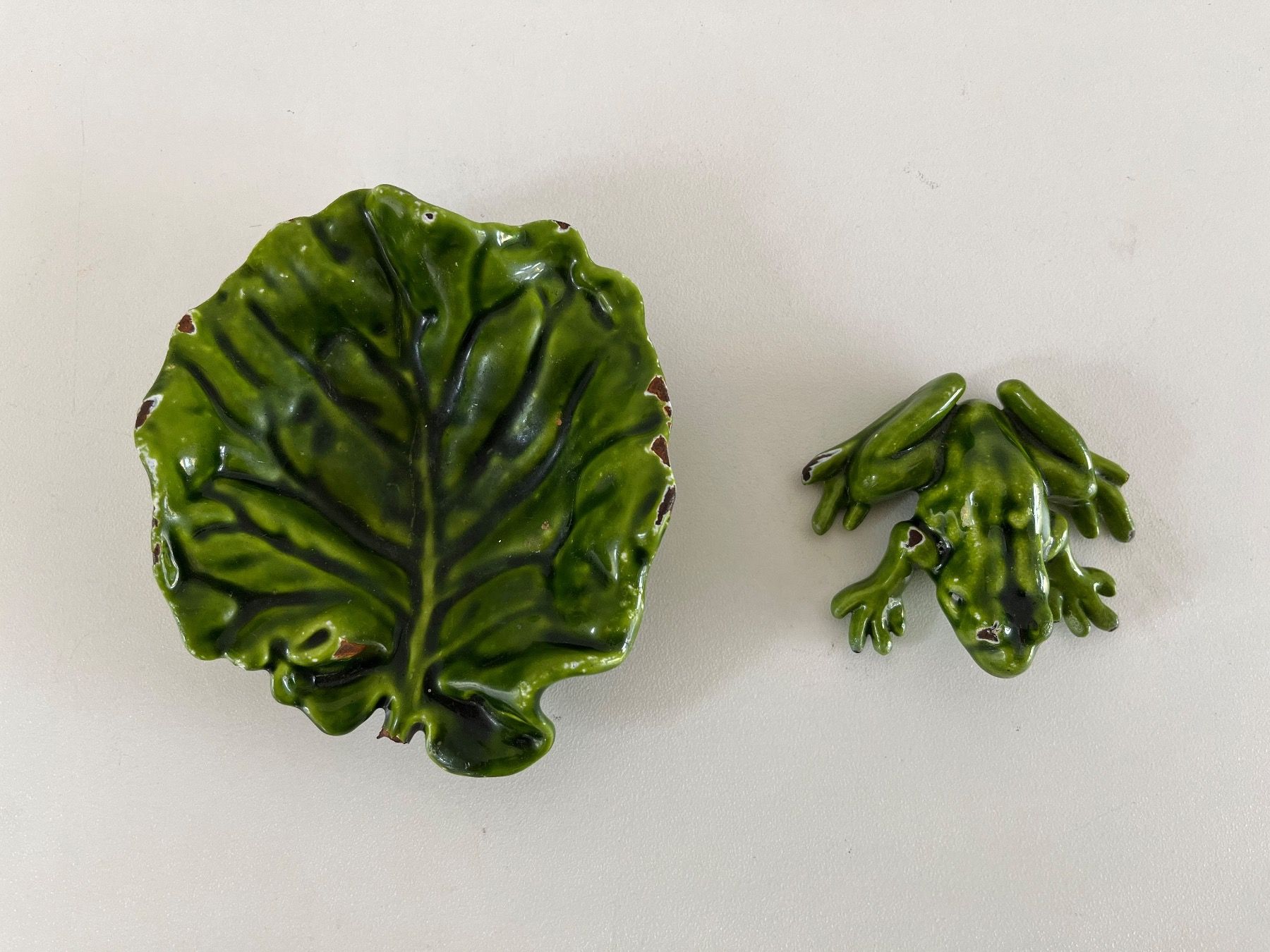 Figuren: alter Frosch mit Blatt / Gusseisen emailliert – Gebraucht aus Wetzikon ZH von seli03 2