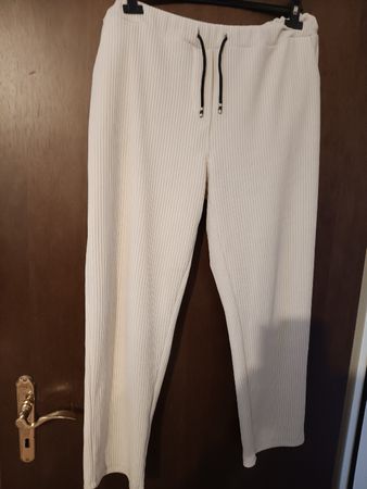 Trendige, gerippte Hose in Crème-Weiss - ideal für den Hebst