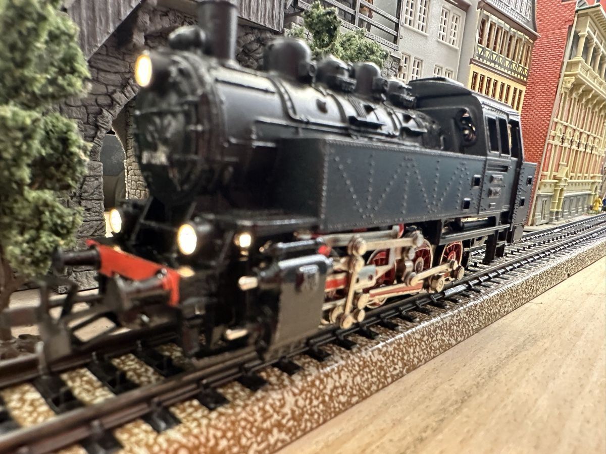 Märklin Modelleisenbahnen: Märklin 3032 DB BR 81 Tenderlok – Gebraucht aus Lupsingen von New-Haven