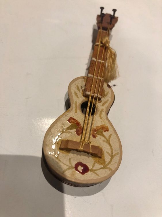 Miniatur Gitarre Aus Holz Mit Ständer - 10x3,7cm Puppenhaus Musikinstrument Deko