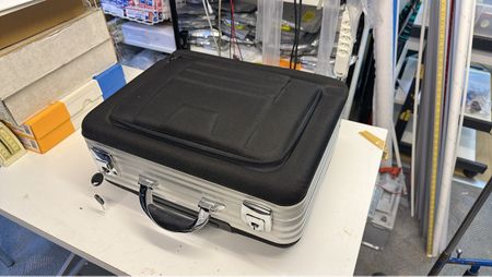 Valise Diplomate Aluminium et Tissu Noir - Élégante!