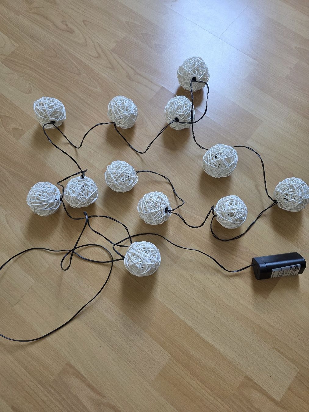 Ikea Ghirlande e barre luminose: Lichterkette Kugeln weiss 15er Set mit Batteriebox – Usato da Adlikon venduto da Tami2019