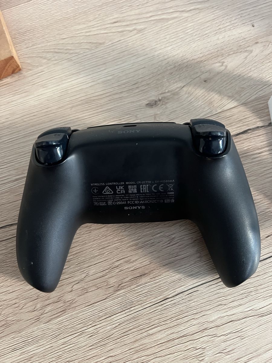Sony Controller: 🎮 PS5 DualSense Controller – Schwarz + Ständer – Nuovo (secondo la descrizione) da Kloten venduto da ST-Kloten 1