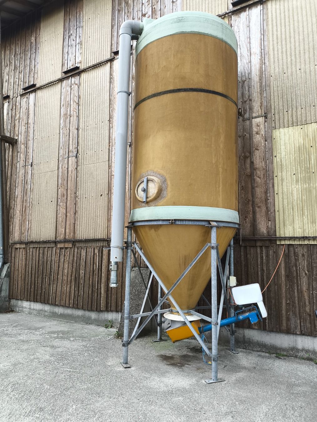 Mangimi: Futtersilo / Kraftfuttersilo (GFK / Glasfaser) mit Elevator – Usato da ruswil venduto da johnwyser