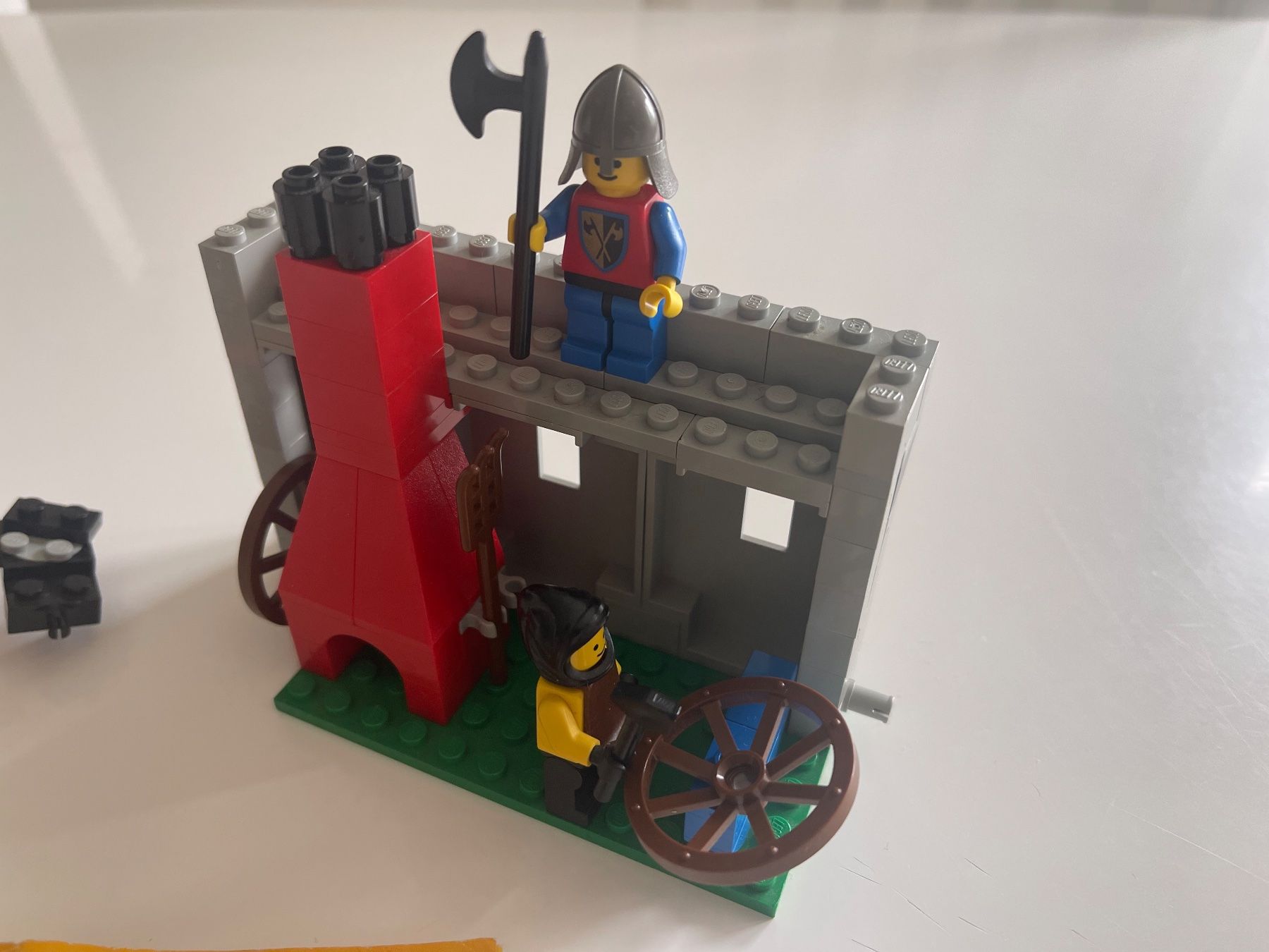 Lego Kit di costruzioni: LEGO Castle 6040 - Blacksmith Shop / Schmiede – Usato da Burgdorf venduto da Pistar 1
