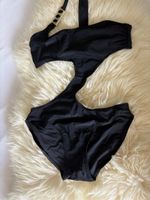 Elegante Badeanzug-Dame Gr. S Schwarz mit gold. Schmuckdetai