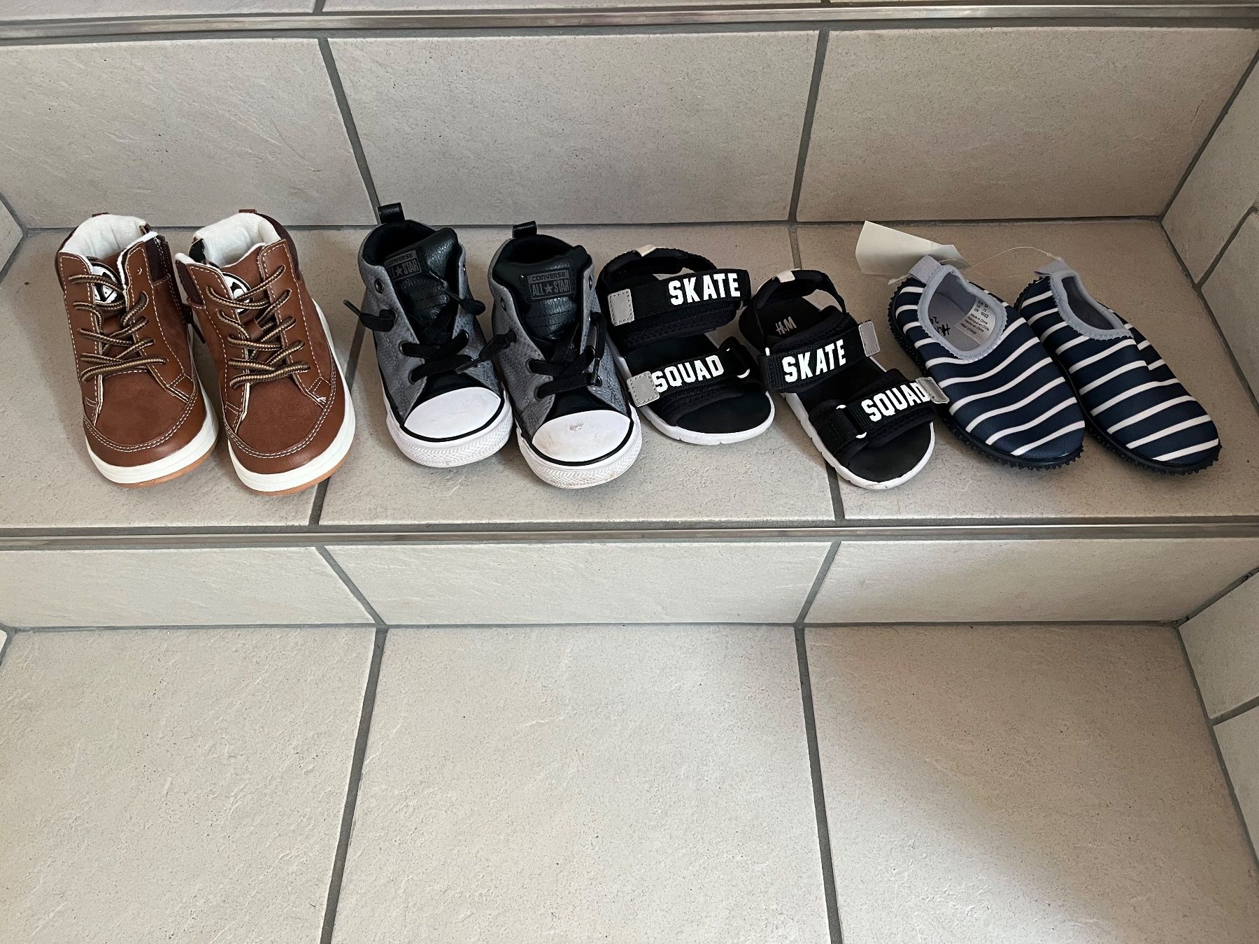 Scarpe per ragazzi: Schuhe Sommer/Herbst Gr. 24 – Usato da Thörigen venduto da nic_kf6l