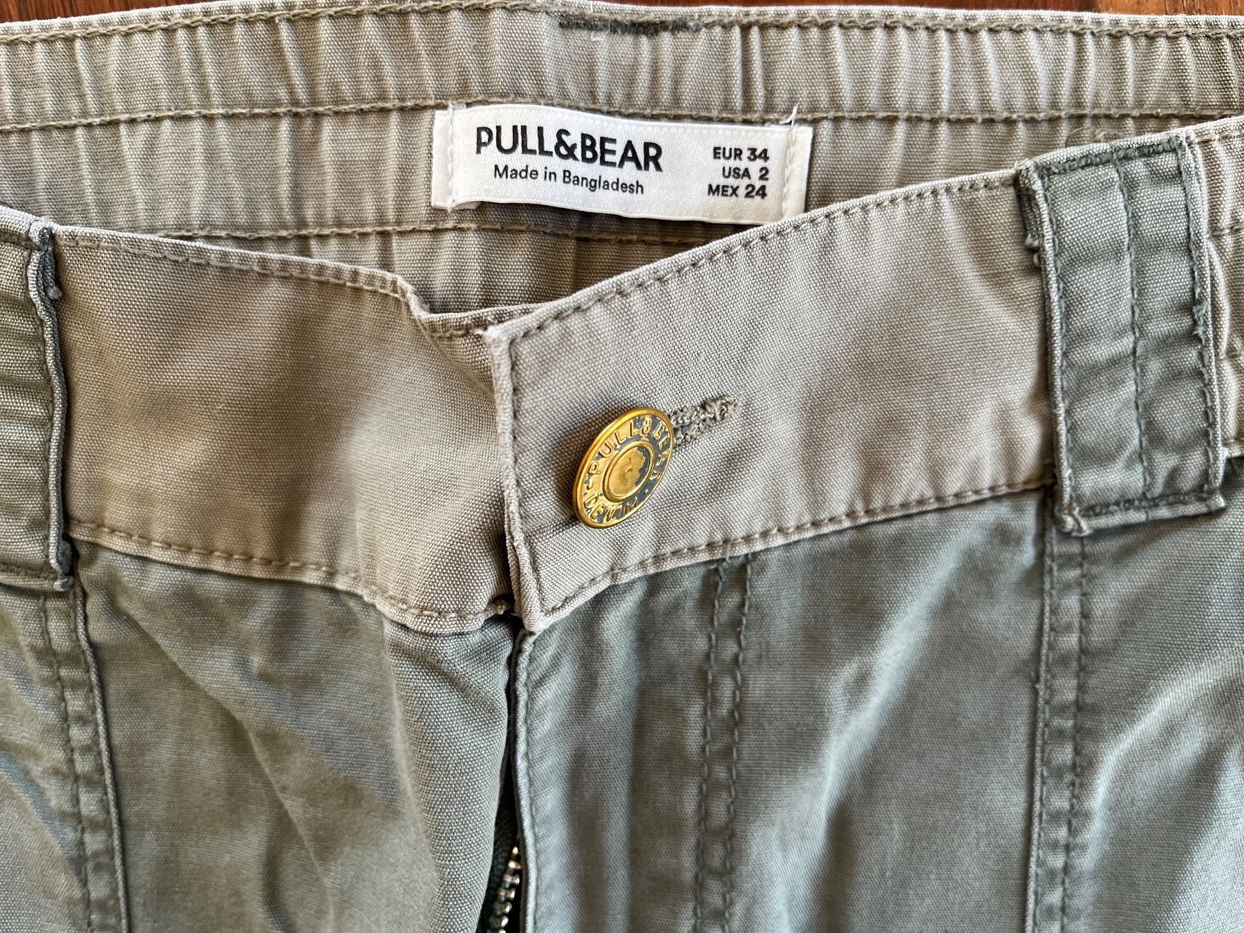Pull&Bear Pantaloni: Pantalon cargo vert kaki patchwork taille S – Usato da Cossonay-Ville venduto da 021epi70 4
