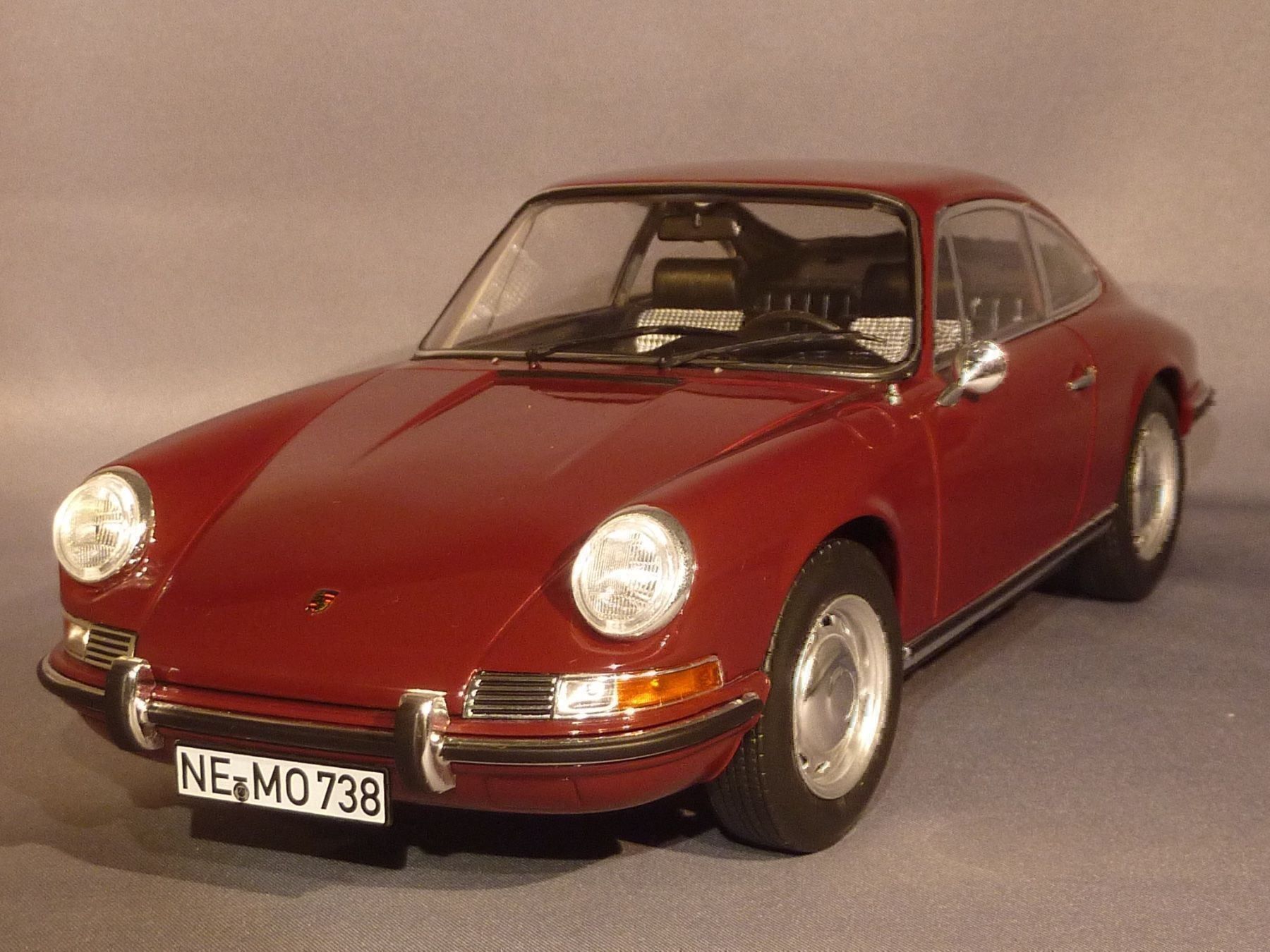 Porsche Modellautos: Porsche 911 T im Massstab 1:18 – Neu und originalverpackt aus Erlenbach im Simmental von  3