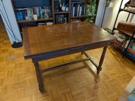 Table en bois massif à rallonges - quatre chaises offertes