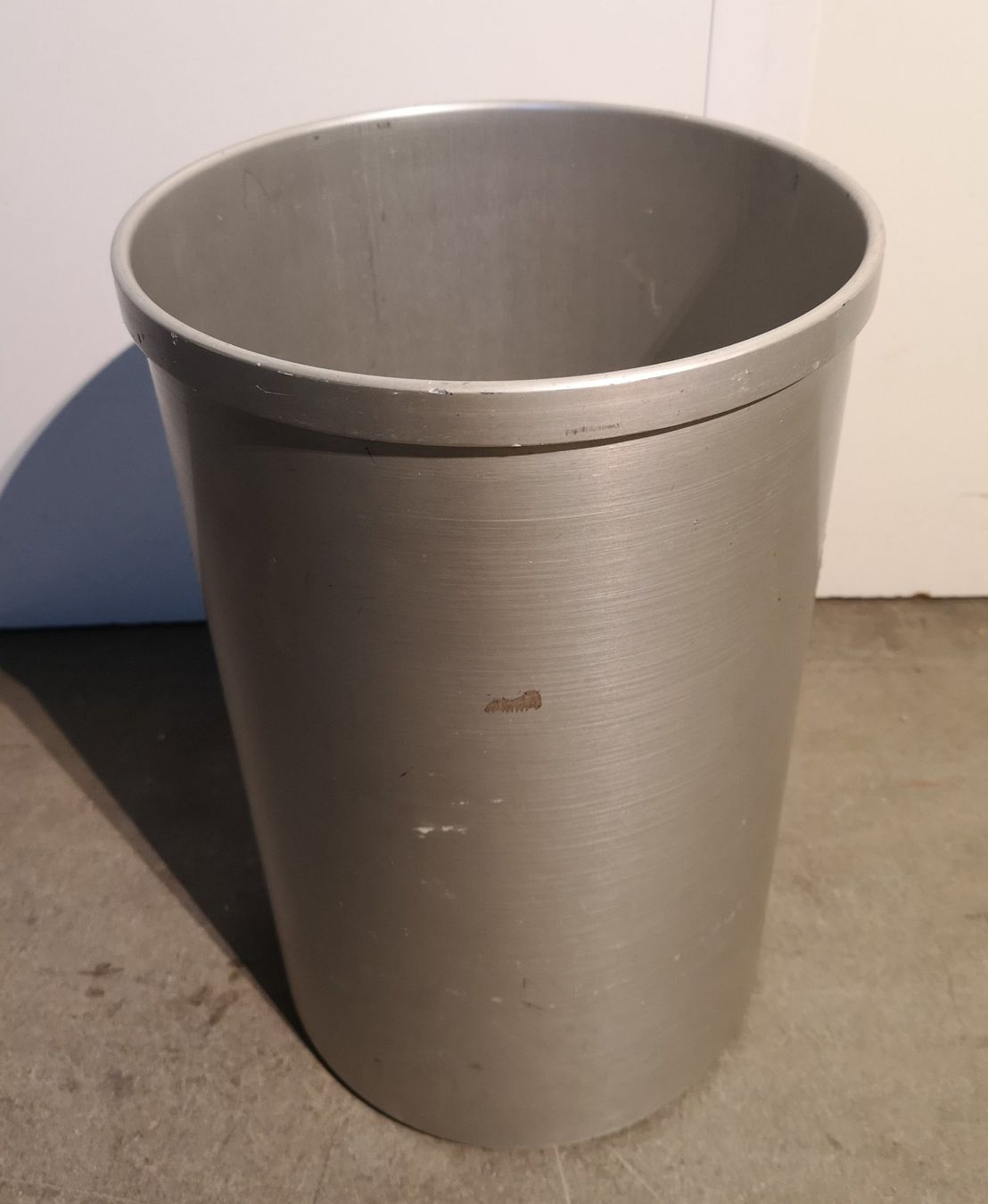 Autres articles pour la maison: Minimalistischer Abfall-Eimer, rund Metall poliert – D'occasion à Solothurn par Sis_email 1
