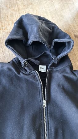 Gut erhaltene ZARA Zip-Hoodie Schwarz Gr. L Frühlings-Sale!