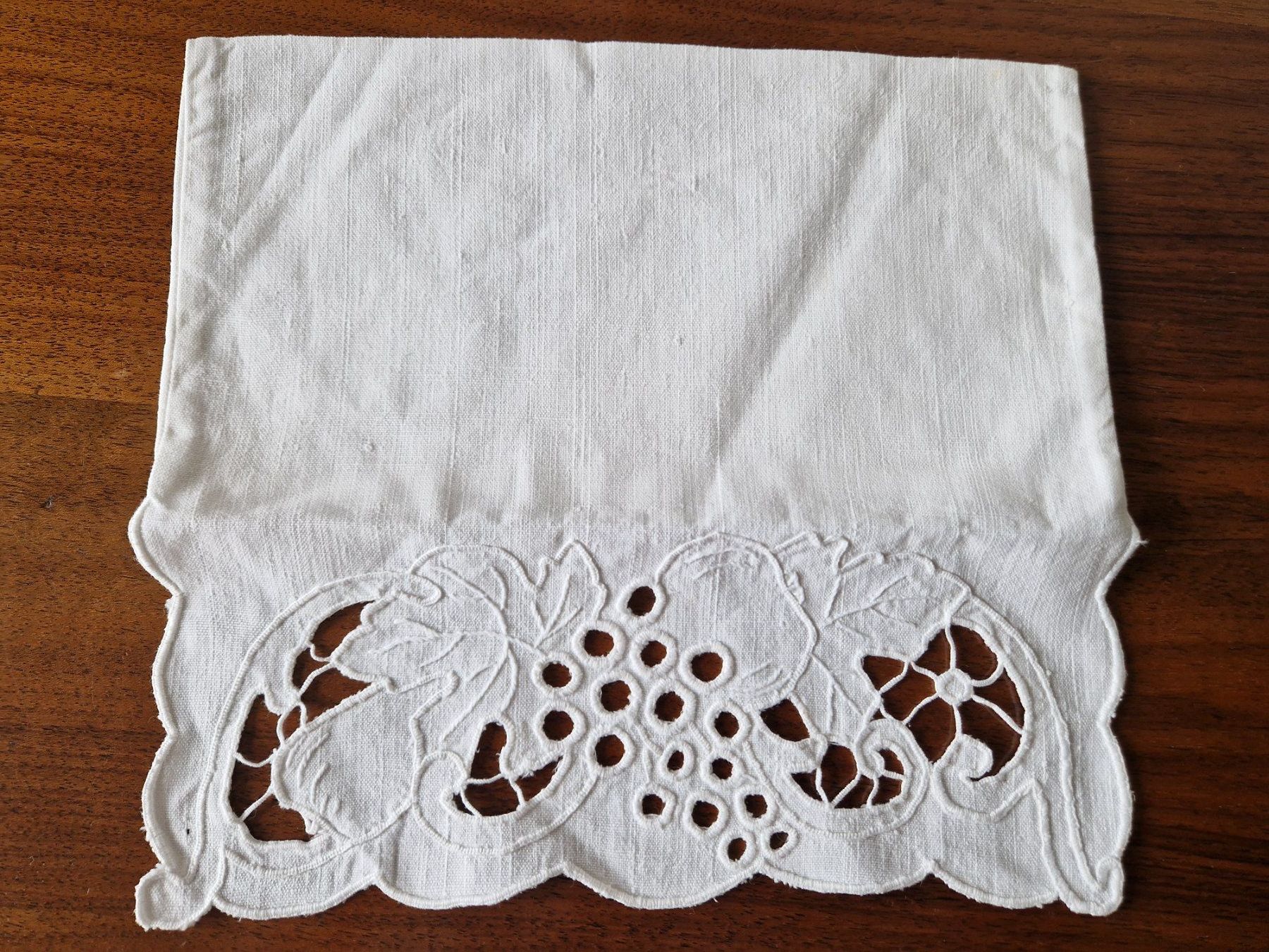 Bettwäsche: Serviettenetui Handbestickt – Gebraucht aus Bern von Antikbatik 1