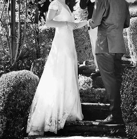 Robe de mariée longue, couleur ivoire avec traîne dentelle