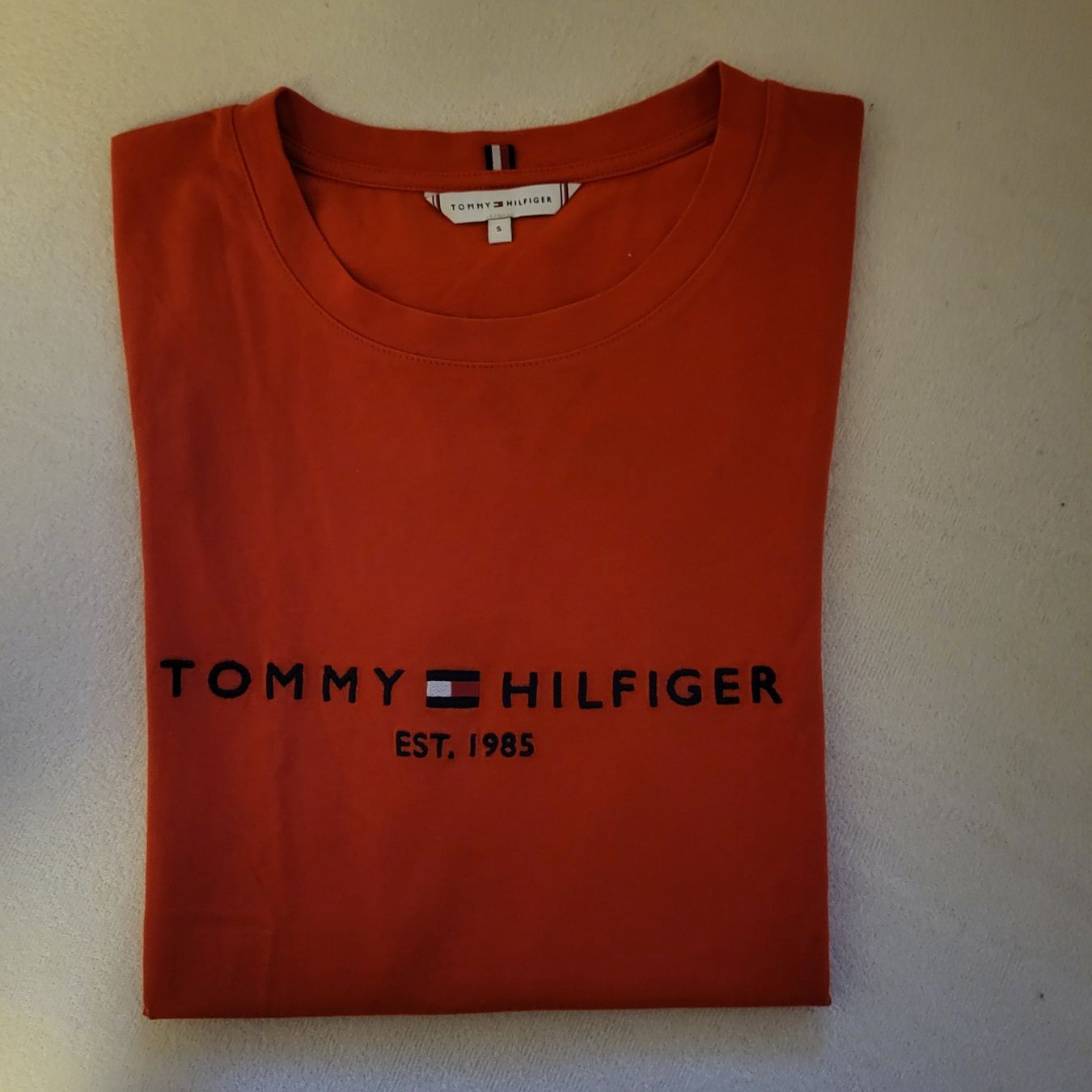 Tommy Hilfiger T-Shirts: T-shirt Tommy Hilfiger "S" – Neu (gemäss Beschreibung) aus Genève von Catherine020