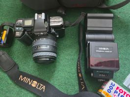 Minolta 7000 Kamera mit Film und Weitwinkelobjektiv