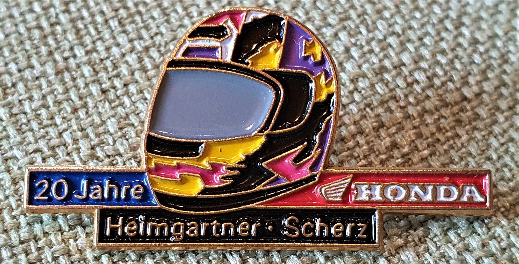 Placchette & Badge: B534 - Pin Honda Helm Heimgartner Scherz – Usato da Reinach BL venduto da Boston-Verkauf