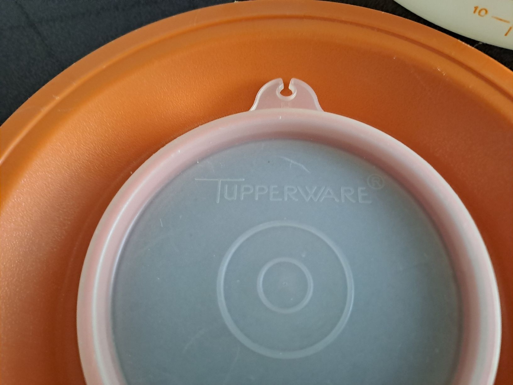 Tupperware Küchengeräte: Tupperware Messbecher 2L orange gut erhalten – Gebraucht aus Rickenbach LU von bishiida 6