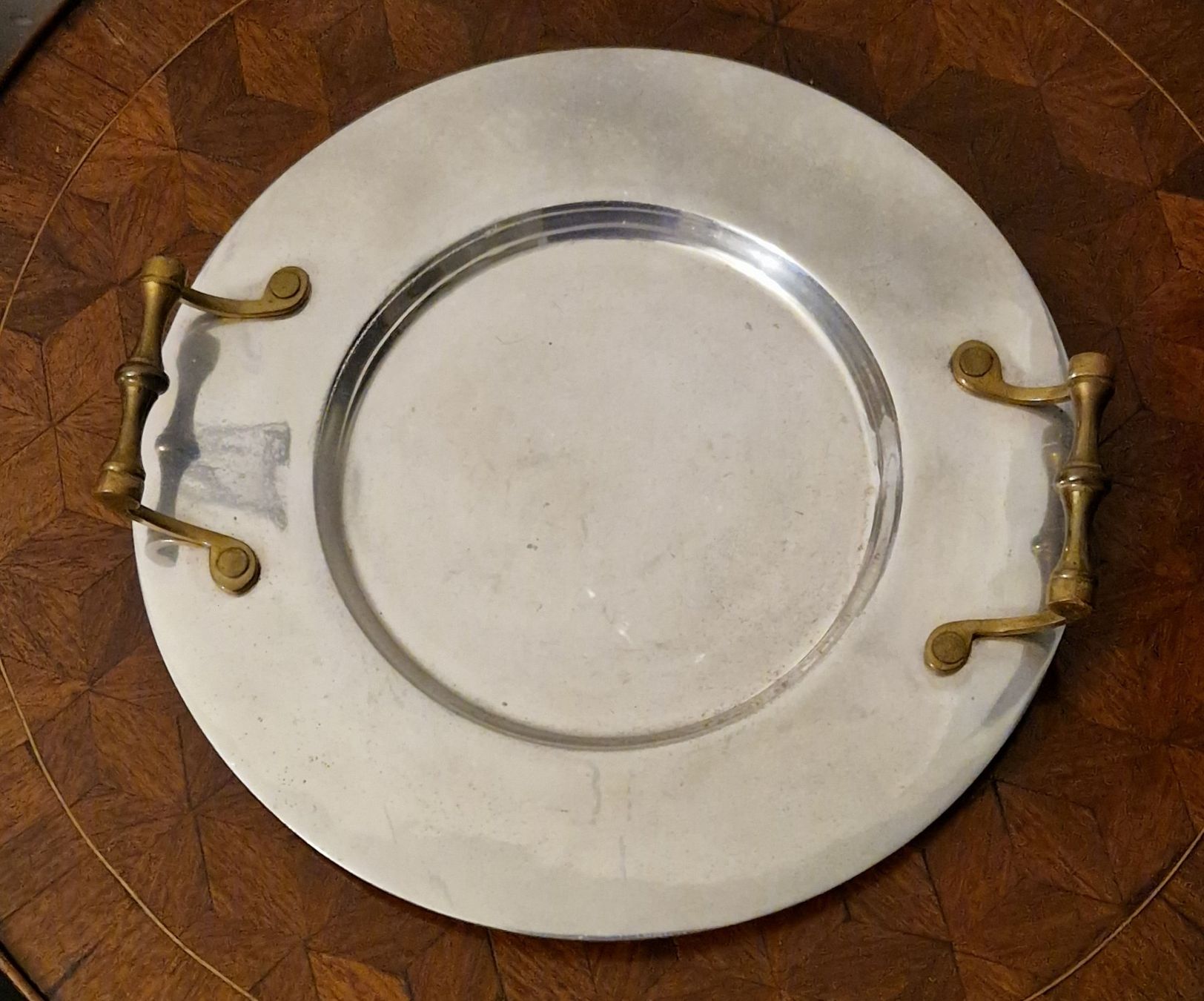 Plateaux: Spezielles vintage Tablett silberfarben mit Messing Griffen – D'occasion à Zürich par silver-team