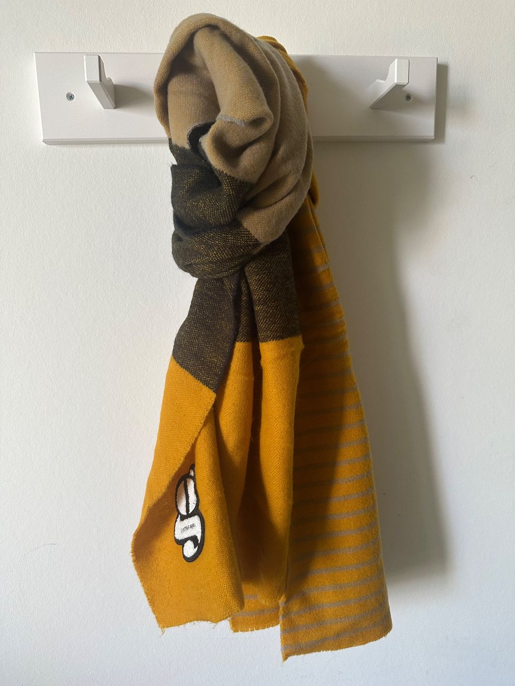 G-Star Foulard & Sciarpe: G-Star RAW Schal in Ockergelb mit Muster – Usato da Zürich venduto da ninayntema