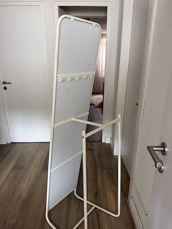 Kleiderbügel: IKEA mirror/clothes hanger  – Gebraucht aus Epalinges von flo_7p8m 1