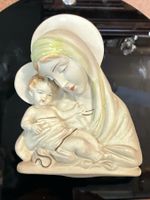 Antikes Relief Maria mit Kind, leuchtet in der Nacht