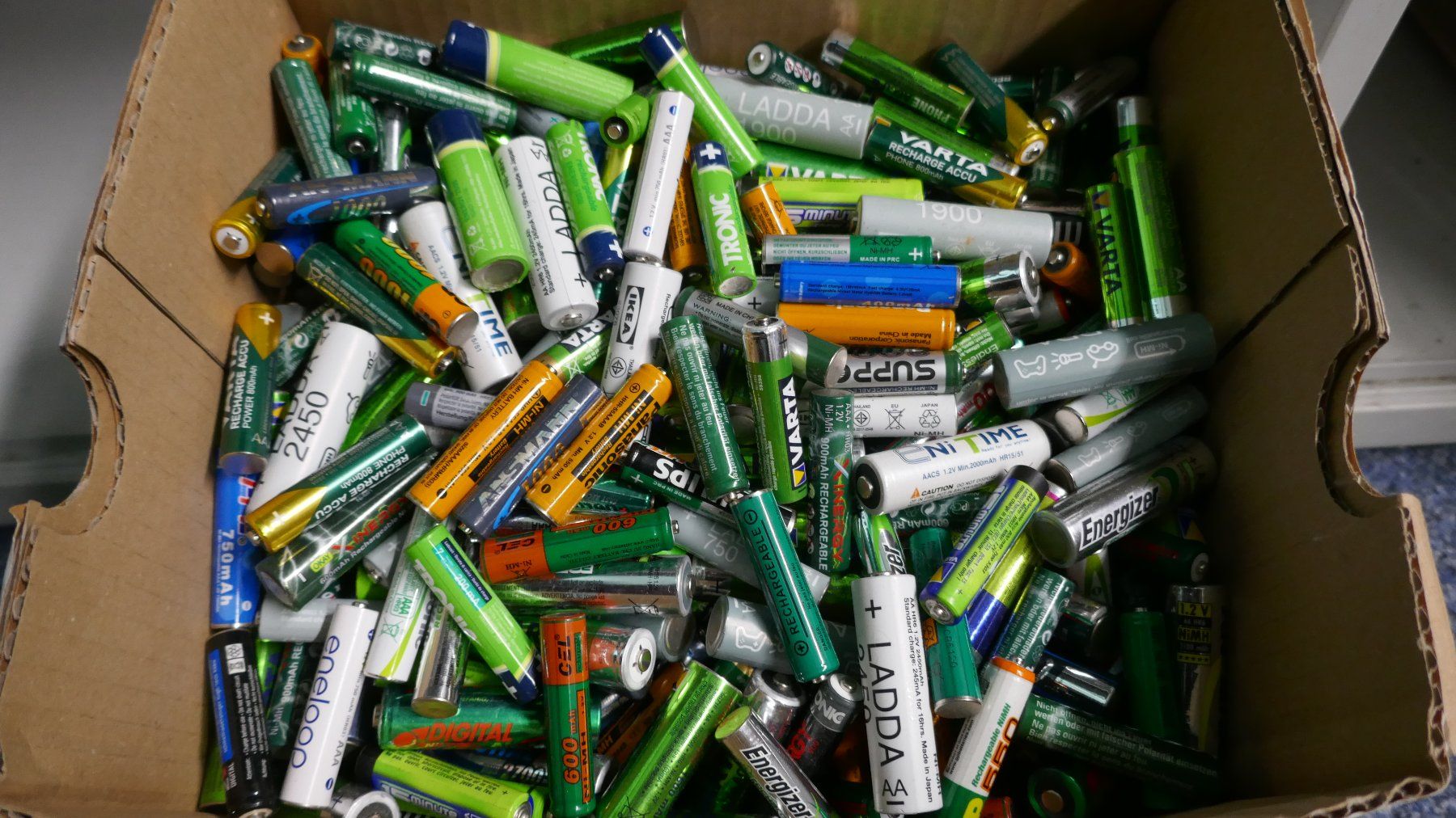 Batterie: Riesige Menge Menge Akkus: AA und AAA – Usato da Wenslingen venduto da FairlightCMI