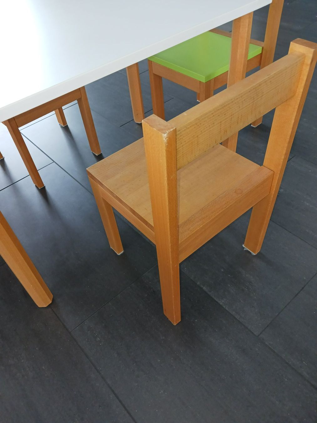 Set di tavolo e panche: Kindertisch mit 4 Stühlen – Usato da Stans venduto da Chaefer2011 2
