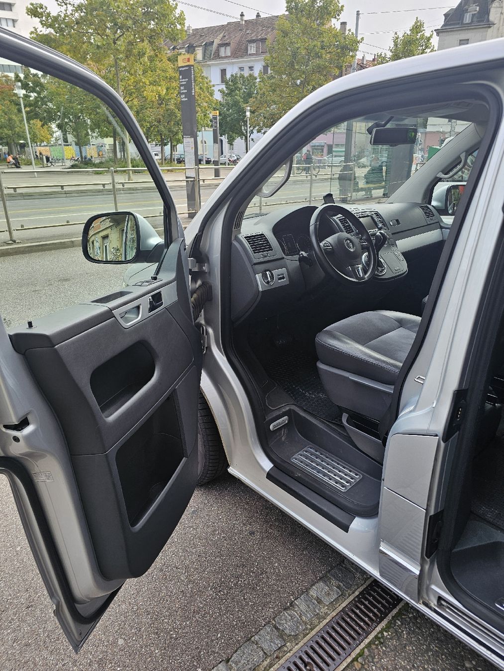 VW Camping Fahrzeuge: VW Multivan T5 2.0 BiTDI Automat 4Motion Highline DSG 180ps – Gebraucht aus Basel von top.seller 8
