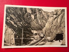 Schöllenen , Urnerloch mit Schöllenenbahn
