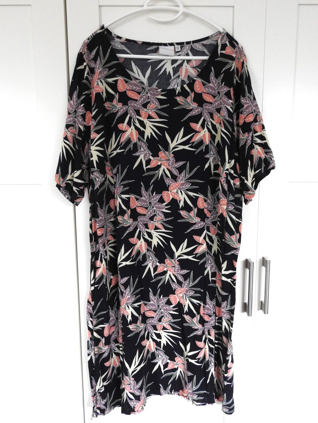 Vero Moda Vestiti: Freizeitkleid, JUNAROSE, Dunkelblau mit Blumen, Grösse 48 – Usato da Büttenhardt venduto da LexyMara 1