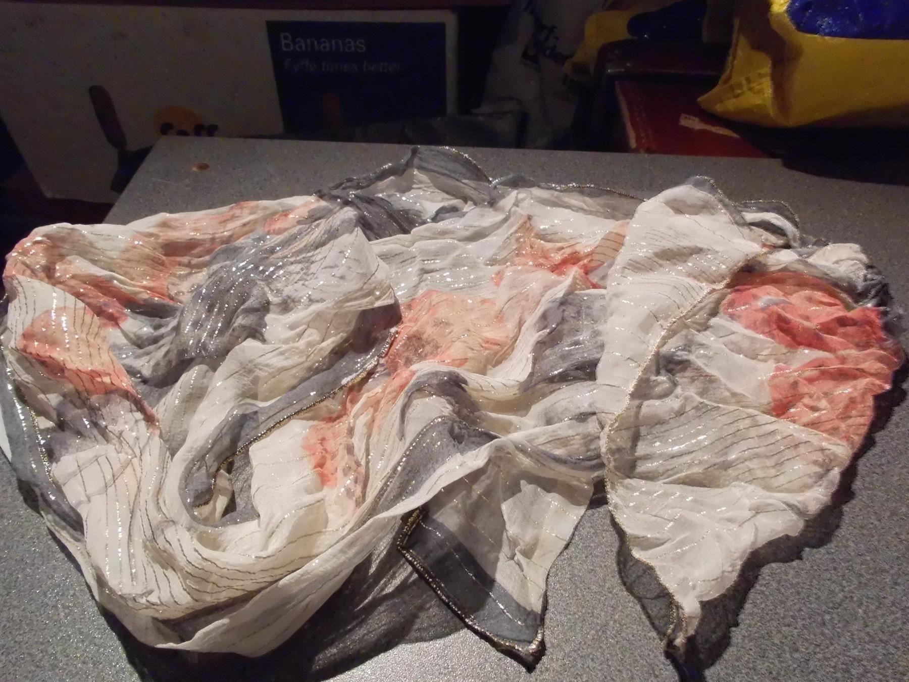 Foulards, Tücher & Schals: Schal weiss/rot, schwarz, goldig – Gebraucht aus Zürich von Motzkuh